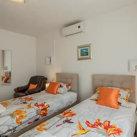Garden Dina With Free Parking Appartement