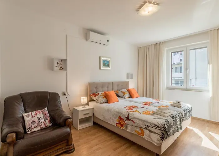 Garden Dina With Free Parking Split