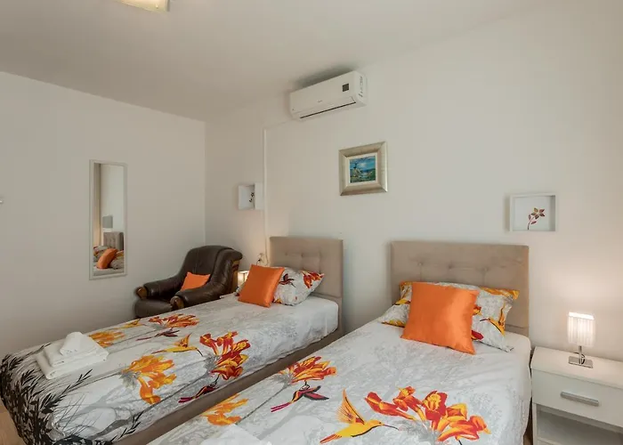 Garden Dina With Free Parking Apartament