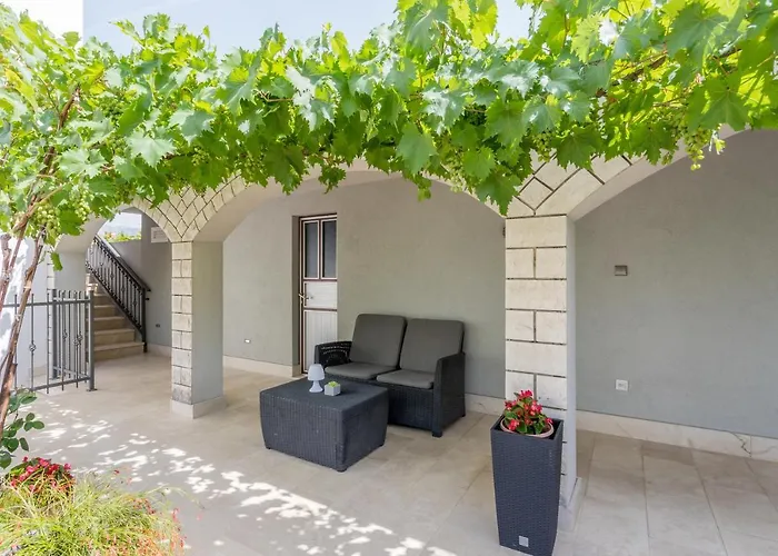 Garden Dina With Free Parking Apartament