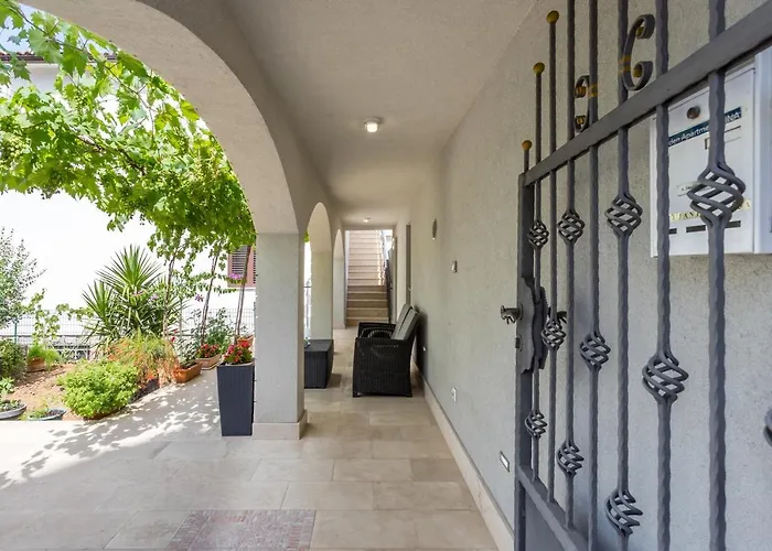 Garden Dina With Free Parking Split