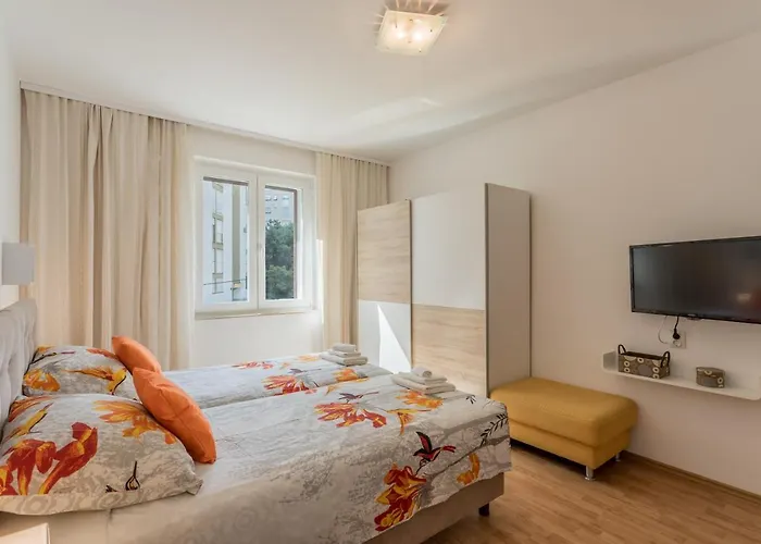 Garden Dina With Free Parking Split