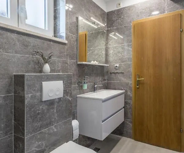 Garden Dina With Free Parking Apartament Split