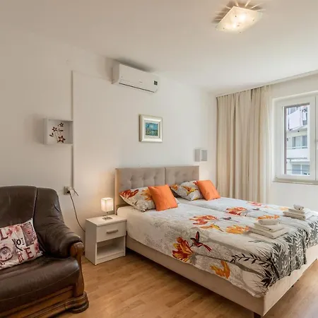 Garden Dina With Free Parking Split