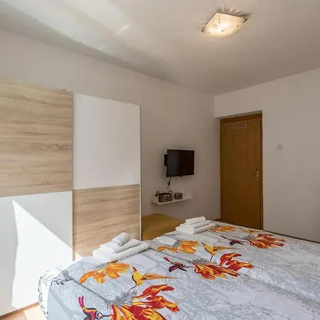 Garden Dina With Free Parking Apartmán